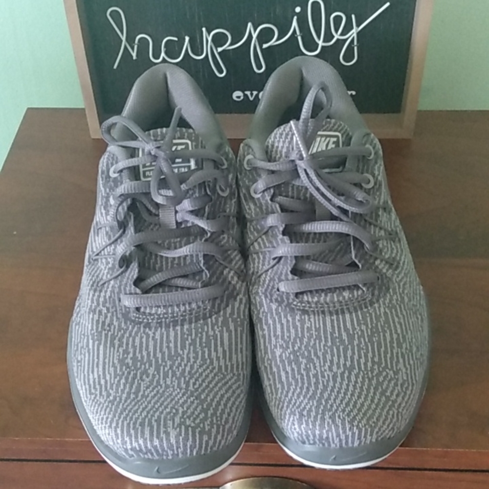 Nike flex supreme training shoes